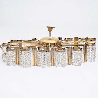 Lámpara de techo. Ca. 1960. Elaborada en metal dorado. Decorada con hilos de cristal y simulantes. Diseño oval. Con motivos tubulares.