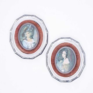 Par de retratos de damas. Francia, finales siglo XIX. Óleos sobre gutapercha. Enmarcadas en vidrio prensado con diseños geométricos.