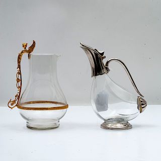Jarra y vinagrera. Siglo XX.Elaboradas en vidrio con aplicaciones de antimonio dorado y metal plateado.Decorados con motivos orgánicos.