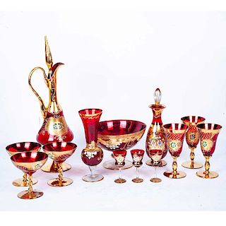 Lote de licoreras y copas. Italia, siglo XX. Elaboradas en cristal rojo de Murano, con detalles en esmalte dorado. Piezas: 18