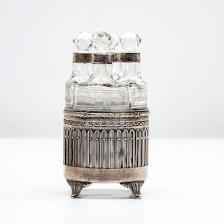 Juego de perfumeros con soporte. Francia, finales del siglo XIX. Estilo Imperio. Elaborados en plata baja (soporte) y vidrio.