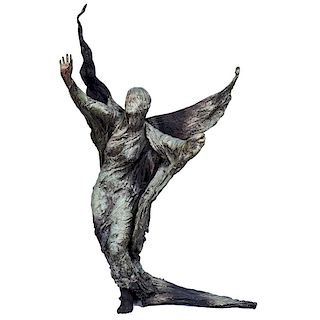 Firmado Romo. México, siglo XX. Personaje alado con velo. Fundición en bronce patinado. Firmado.