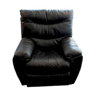Sillón reposet. Siglo XX. Con estructura de madera y metal. Respaldo y asiento en tapicería de piel color negro.