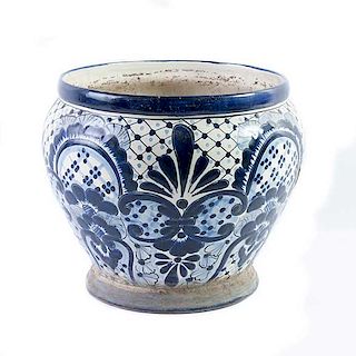 LOTE SIN RESERVA. Maceta México, siglo XX. Elaborada en cerámica tipo talavera. Decorada con motivos geométricos y florales.