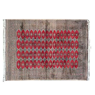 Tapete. Siglo XX. Estilo Bokhara. Elaborada en lana y algodón. Decorada con diseños romboidales, geométricos sobre fondo rojo y beige.