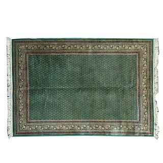 Tapete. Siglo XX. Estilo Bokhara. Elaborada en lana y algodón. Decorada con diseños romboidales, geométricos sobre fondo verde.