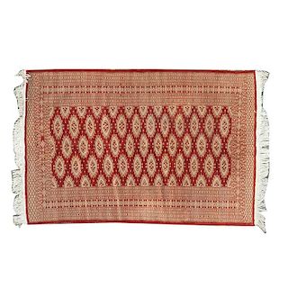 Tapete. Siglo XX. Estilo Bokhara. Elaborada en lana y algodón. Decorada con diseños romboidales sobre fondo rojo y beige.