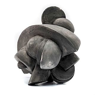 Escultura geométrica. Años 2000. Elaborada en cemento color gris. 31 x 30 x 21 cm