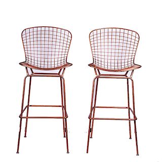 Sobre el diseño de Harry Hertoia. Par de sillas altas. Tipo Side Chairs. Elaboradas en metal laqueado color cobrizo. Piezas: 2