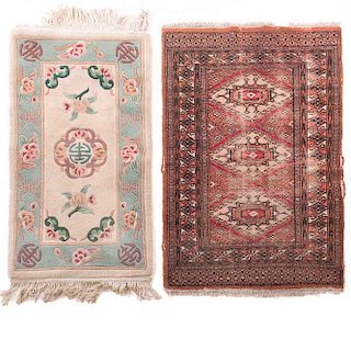 Lote de 2 tapetes. Siglo XX. Elaborados en fibras de lana y algodón. Uno chino decorado con elementos florales en color rosa. Y otro.