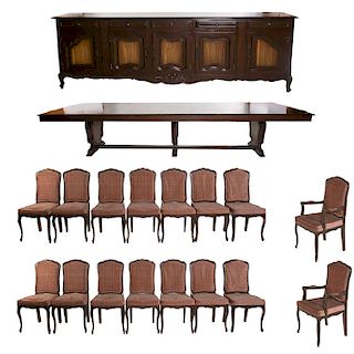 Comedor. Siglo XX. En talla de madera. Color caoba. Consta de Trinchador, mesa, 2 sillones y 14 sillas.