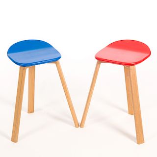 Par de bancos. Vik Servín. México. Siglo XX. Estilo modernista. Elaboradas en acrílico y madera. Con asientos en color rojo y azul.