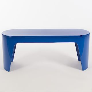 Mesa de centro. Vik Servín. México. Siglo XX. Estilo modernista. Elaborada madera y acrílico. Color azul.