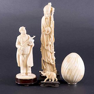 Lote de 4 figuras decorativas. Origen oriental. SXX. En talla de marfil. 3 con base de madera tallada. Consta de: soldado, huevo, otras