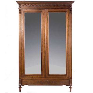 Armario. Francia. Siglo XX. En talla de madera. Con 2 puertas con espejo de luna rectangular biselada, pilastras estriadas.