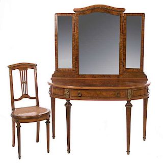 Tocador y silla. Francia. Siglo XX. En talla de madera de roble. Tocador con espejo de 3 paneles, de lunas rectangulares biseladas.