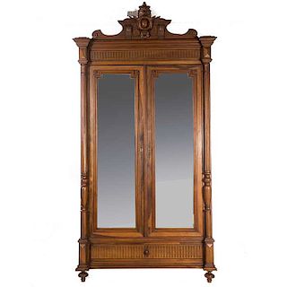 Armario. Francia. Siglo XX. Estilo Enrique II. En talla de madera de roble. 2 puertas con espejo de luna rectangular biselada.