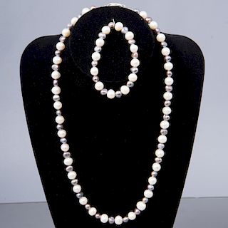 Collar y pulsera. 93 perlas color gris y blancas. 7 a 10 mm. Broche plata. Peso: 71.8g.