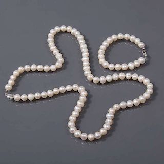 Collar y pulsera. Elaborados con 98 perlas cultivadas, color blanc. 10 mm. Broche de plata. Peso: 92.3g.