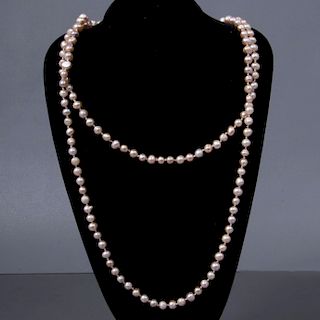 Collar. Elaborado de un hilo de 154 perlas cultivadas. Color crema. 7 mm. Peso: 78.5g.