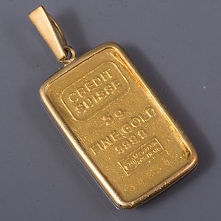 Pendiente de credito suizo. Elaborado en oro amarillo, placa de 5g. Peso: 6.0.