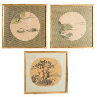 Lote de 3 bordados. China. Siglo XX. Enmarcados en madera dorada. Consta de: pescadores, paisaje y rio.