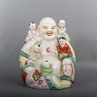 Buda-Hotei. Origen oriental. Siglo XX. Elaborado en porcelana. Acabado brillante.