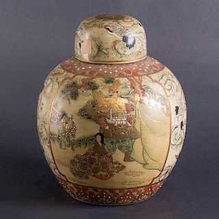 Jarrón con tapa. Japón. Siglo XX. Estilo Satsuma. Elaborado en porcelana. Decorado con esmalte dorado, elementos geométricos.