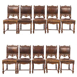 10 sillas. Francia. Siglo XX. En talla de madera de nogal. Con tapicería de piel.  Respaldo semiabiertos, chambrana en “H"