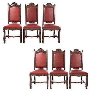 6 sillas. Francia. Siglo XX. En talla de madera de roble. Con tapicería de piel color rojo. Respaldos cerrados.