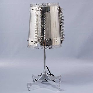 Lámpara de mesa. Siglo XX. Elaborada en metal plateado. Pantalla de lámina con diseño calado. Electrificada para una luz.