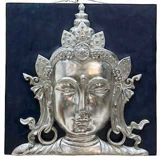 Rostro de deidad hindú. Origen oriental. Siglo XX. Elaborado en resina. Con acabado metálico.