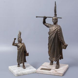 Lote de 2 esculturas del Cuauhtemoc de Miguel Noreña. México. Siglo XX. Elaboradas en antimonio con base de mármol.