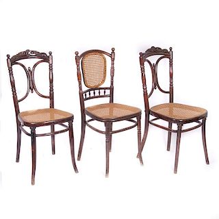 Lote de sillas. Austria, principios del siglo XX. Elaboradas en madera tallada y moldeada de roble. Respaldos abiertos, con asientos de bejuco tejido,