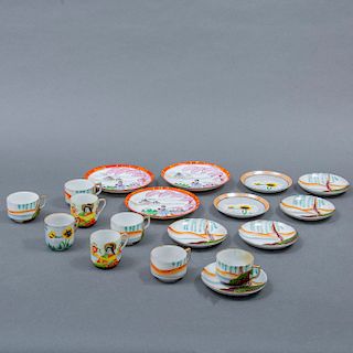 Lote mixto. Siglo XX. Consta de: Servicio abierto de té. Japón. Elaborado en porcelana y juego de cristalería. Piezas: 39.