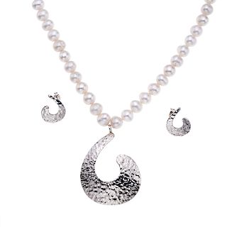 Collar y par de aretes con perlas en plata. 48 perlas cultivadas de 9 mm, color crema. Plata .925. Peso: 55.2g.