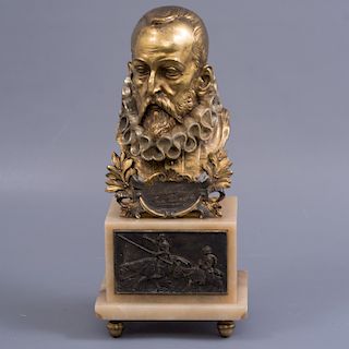 Miguel de Cervantes Saavedra. Siglo XX. Elaborado en bronce. Con base de alabastro y soportes de metal dorado.