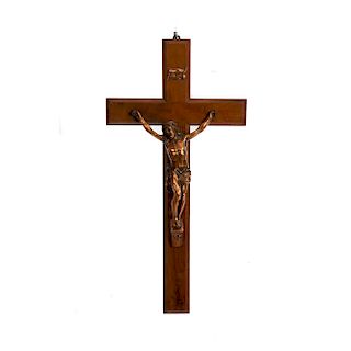 Crucifijo. Siglo XX. Elaborado en cobre. Con cruz de madera. Con inscripción "INRI".