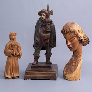 LOTE SIN RESERVA. Lote de 3 figuras decorativas. México. Siglo XX. En talla de madera. Uno con base.