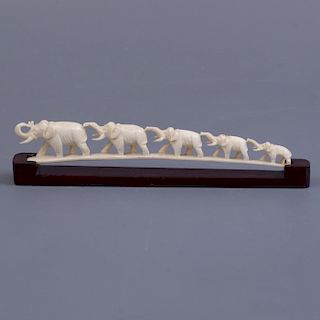 Manada de elefantes. Origen oriental. Siglo XX. En talla de marfil. Con base de madera tallada.