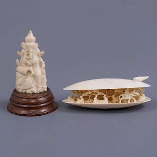 Aldea y Ganesha. Hong Kong. Siglo XX. En tallas de marfil. Uno con base de madera tallada.