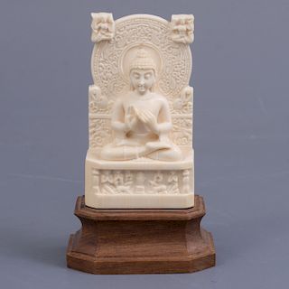 Príncipe Siddharta Gautama (Buda). Origen oriental. Siglo XX. En talla de marfil. Con base de madera tallada.