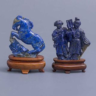 Caballo y par de damas. Origen oriental. Siglo XX. En tallas de lapislázuli. Con base de madera tallada.