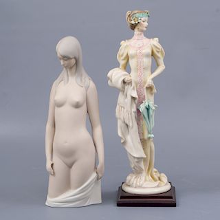 LOTE SIN RESERVA. Lote de 2 figuras decorativas. Consta de Desnudo femenino. España. Elaborado en porcelana Lladró y Dama con sombrilla