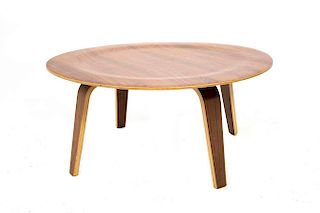 Mesa de centro. Estados Unidos. Siglo XX. Sobre el diseño de Charles and Ray Eames En talla de madera. Con cubierta circular.