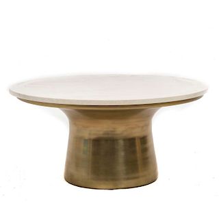 Mesa de centro. Estados Unidos. Siglo XX. Marca West Elm. Con cubierta circular de mármol y base de metal dorado.