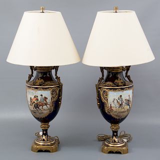 Par de lámparas de mesa. Francia. Siglo XX. Elaboradas en porcelana. Con pantalla de tela color beige. Electrificadas para una luz.