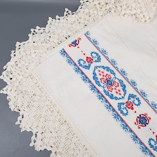 Mantel. Méxicano. Siglo XX. Elaborado en fibras de algodón Bordado en punto de cruz a mano con elementos florales y orgánico...