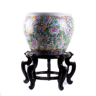 Pecera. China, sXX. Estilo cantonés. Porcelana policromada, con base de madera. Decorada con elementos florales y esmalte dorado.