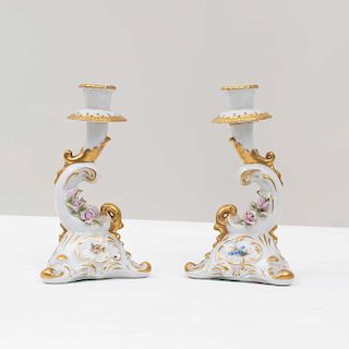 Par de candeleros. Italia, siglo XX. Elaborados en porcelana Capodimonte, con detalles en esmalte dorado. Decorados con acantos.